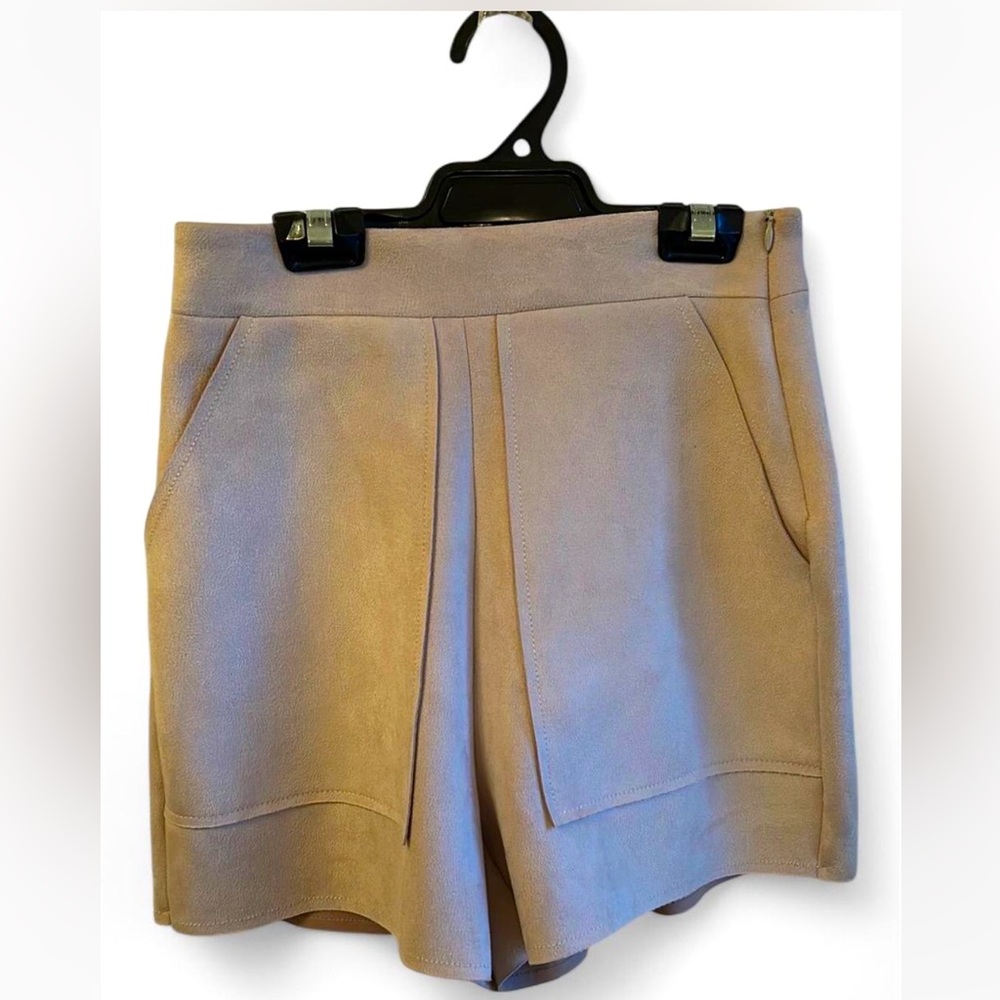 Chic high-waisted faux suede shorts Soft, luxe feel & stylish oversized pockets